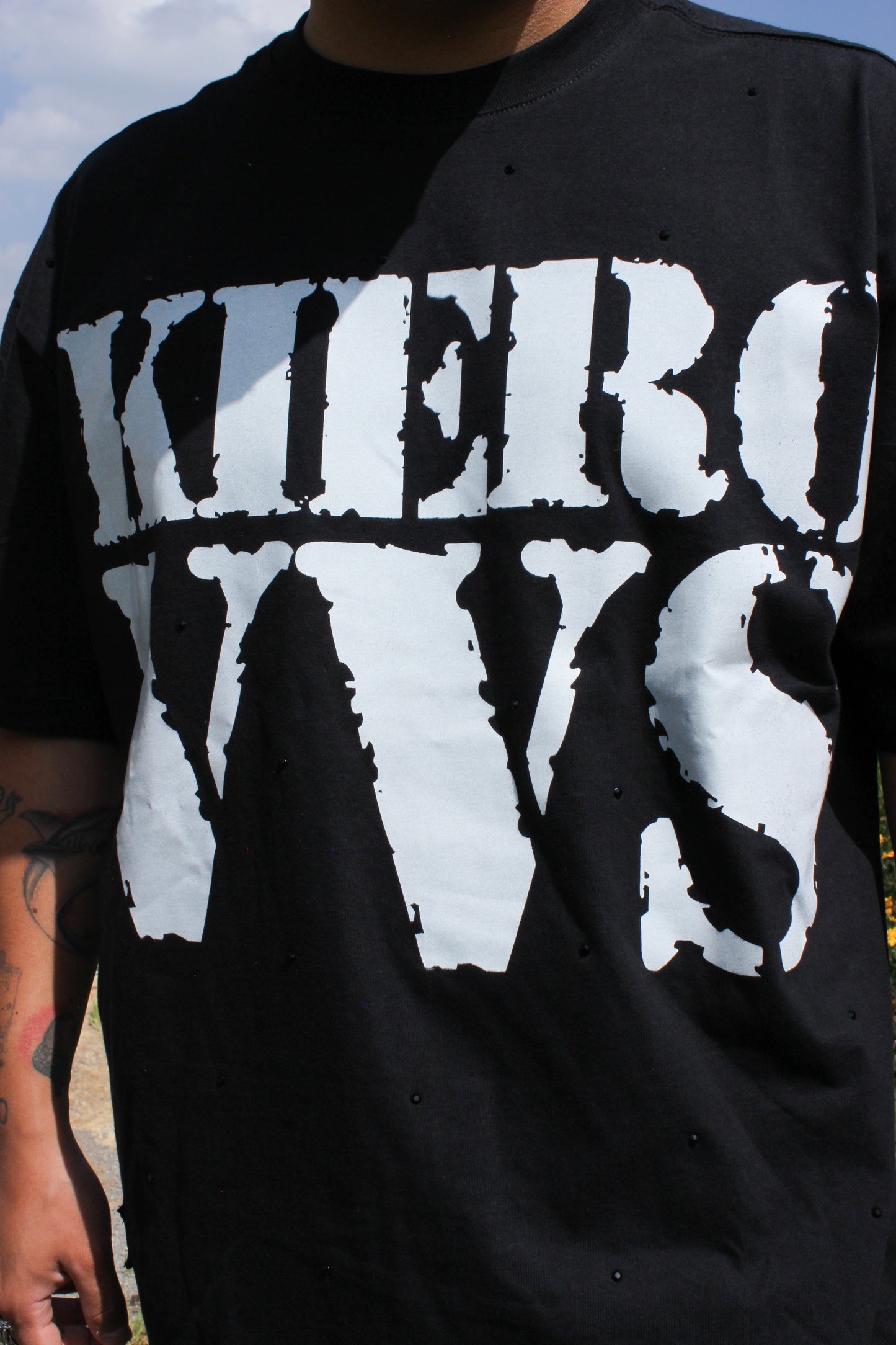 Playera con pedrería KIERO VVS "