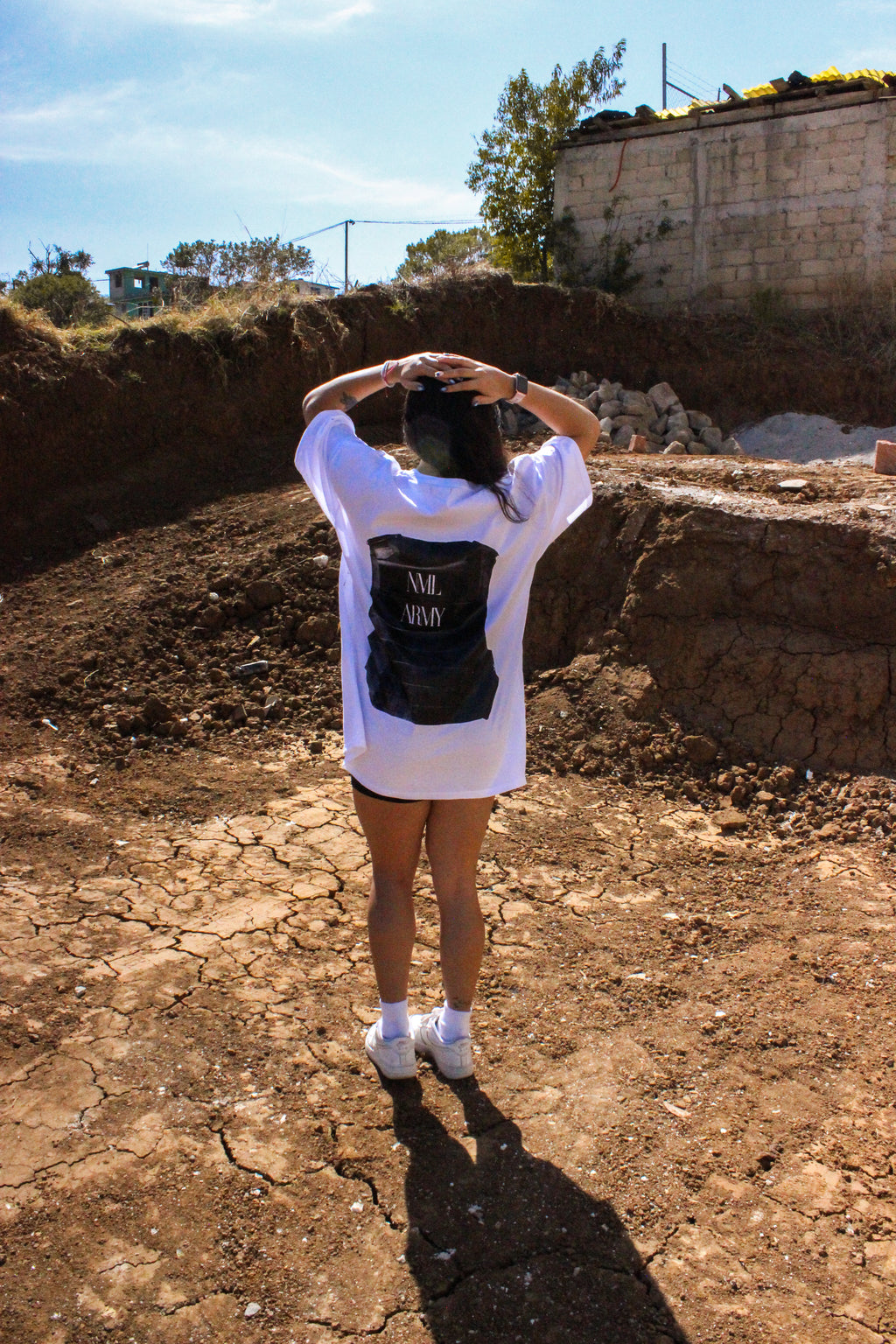 [ NML ARMY ] LADO "C" playera de manga corta en blanco con negro