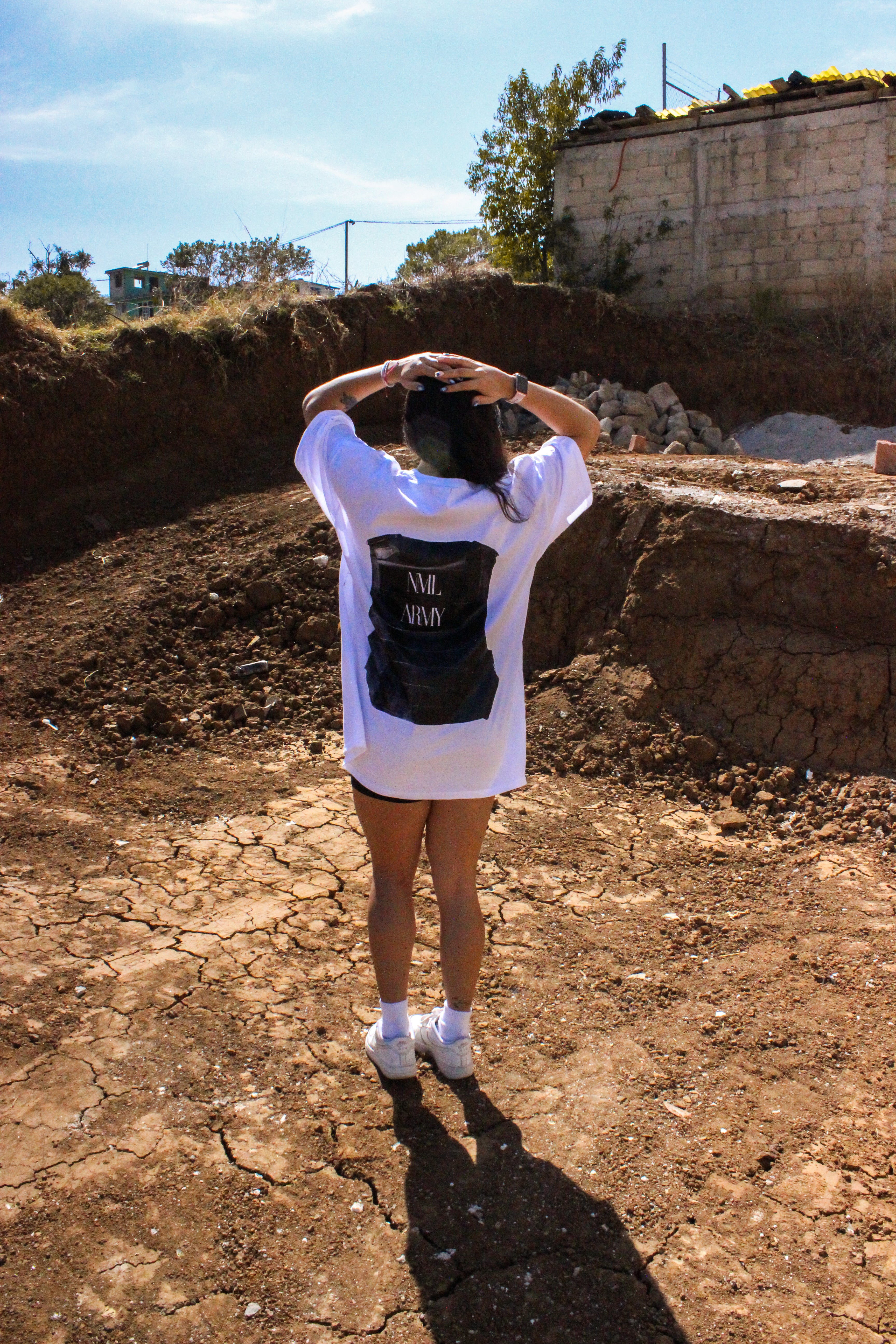 [ NML ARMY ] LADO "C" playera de manga corta en blanco con negro