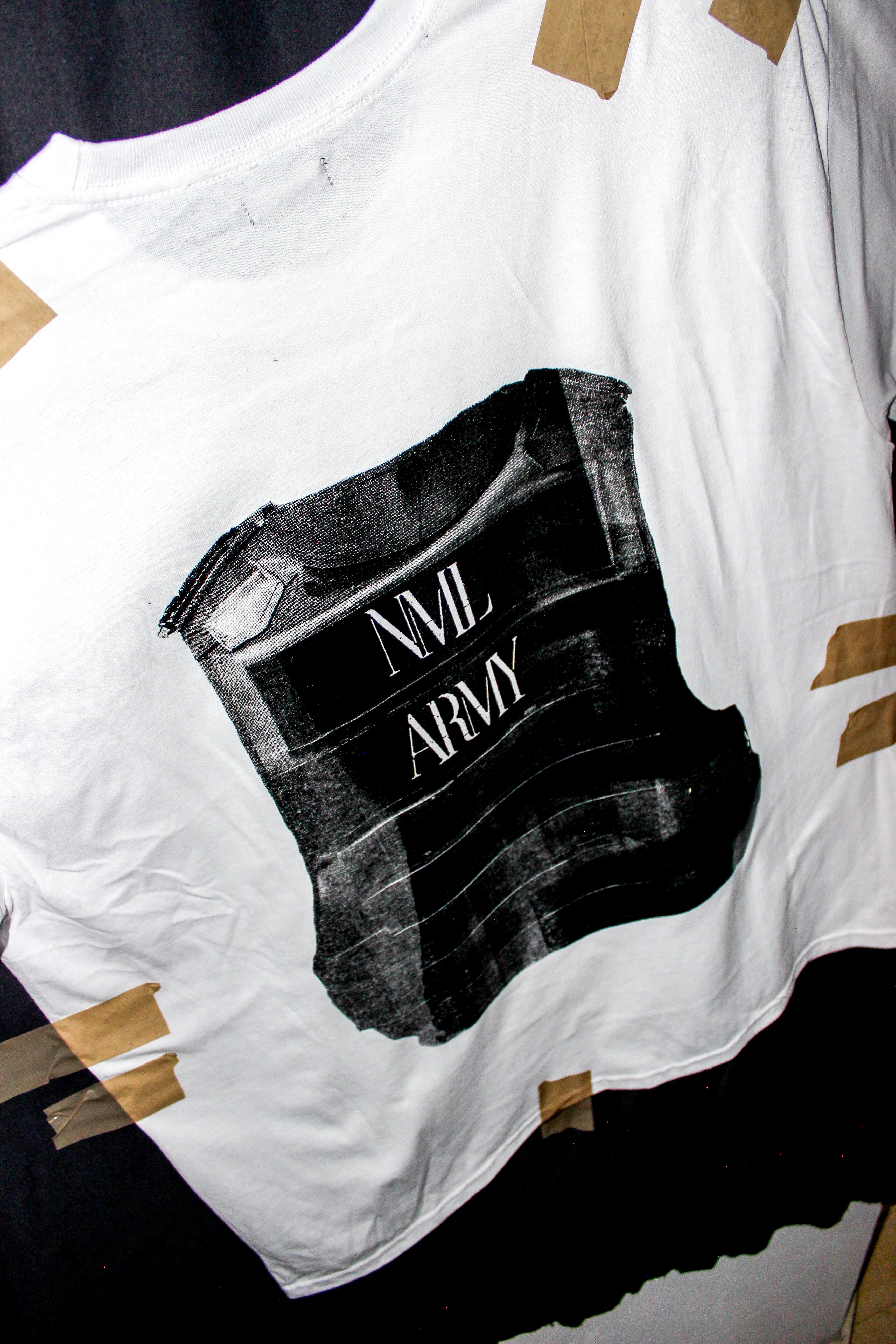 [ NML ARMY ] LADO "C" playera de manga corta en blanco con negro